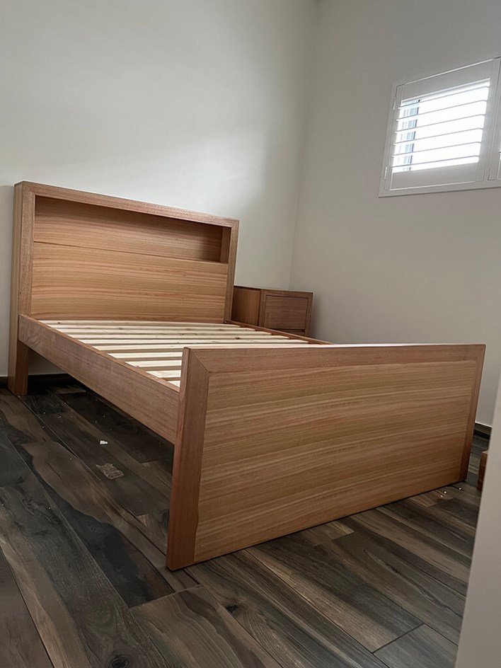Tassie Oak Queen bed