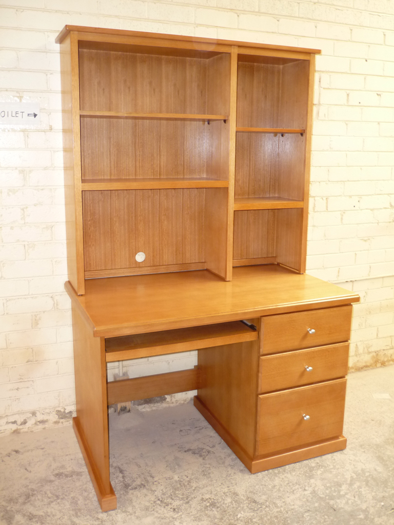 Tassie Oak Desk & Hutch